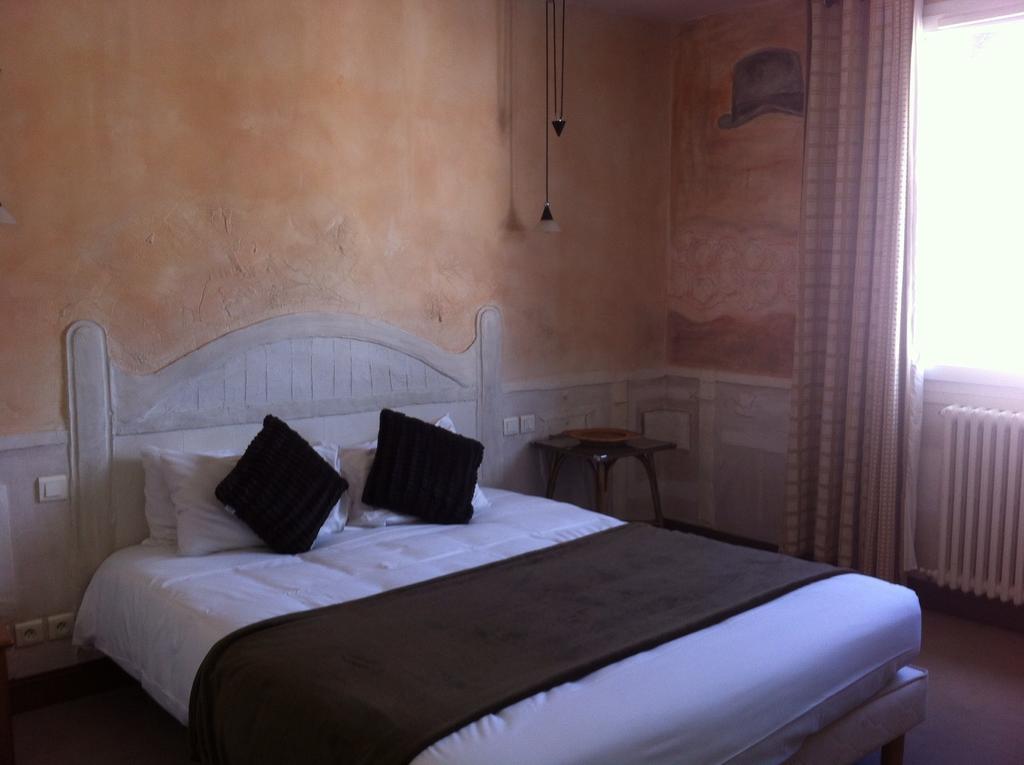 Le Thy Hotel Ploërmel Buitenkant foto