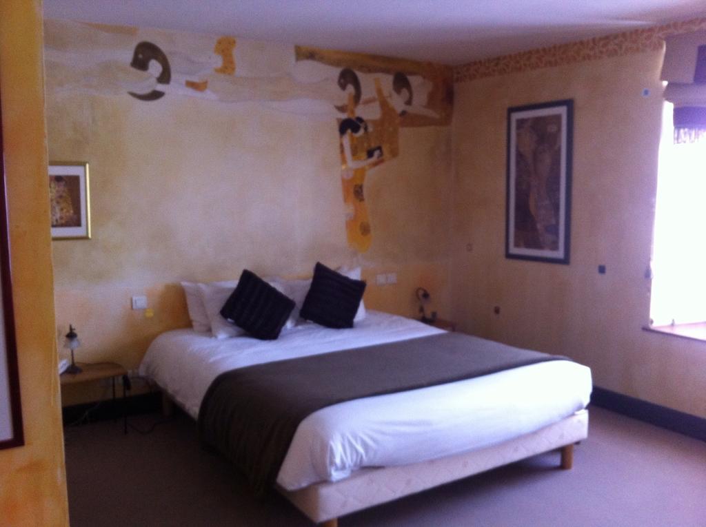 Le Thy Hotel Ploërmel Buitenkant foto